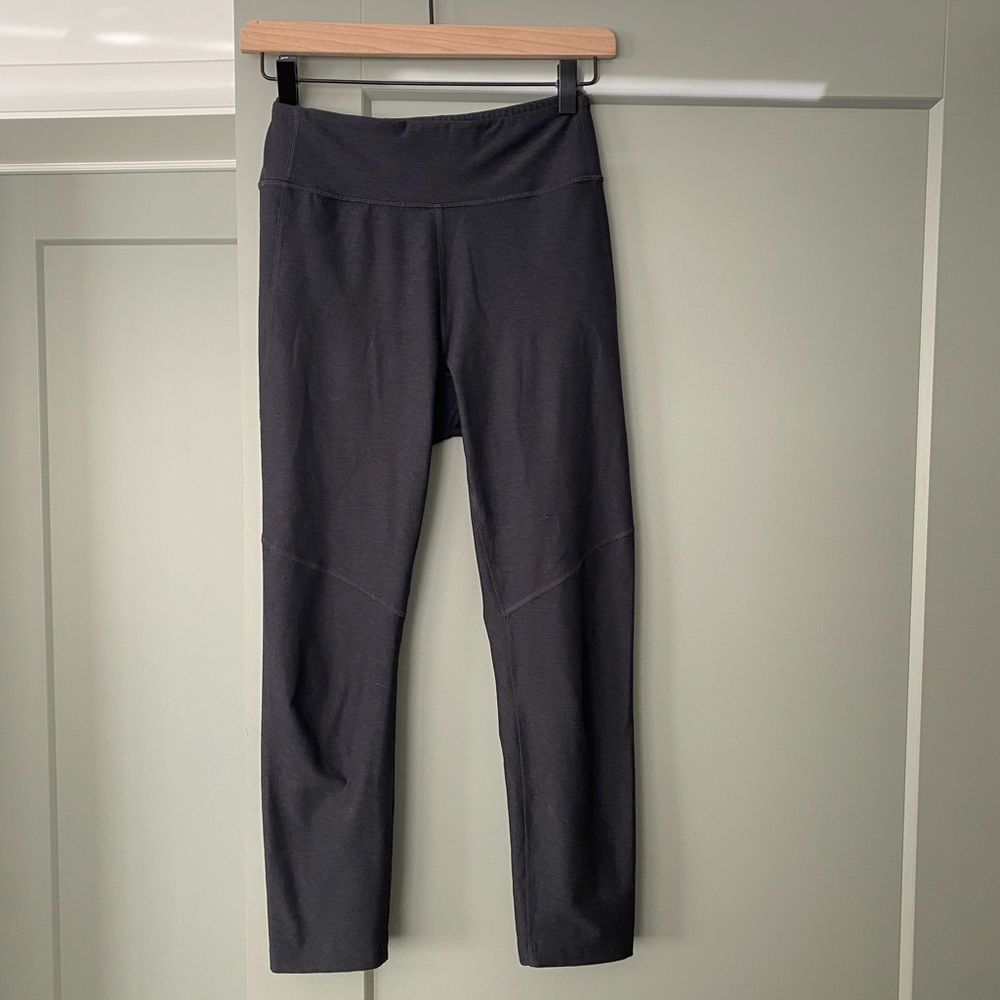 Outdoor voices 3/4 leggings. Navy blue.